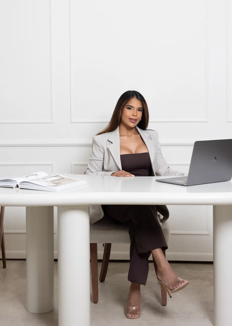 Keembely Díaz at her desk